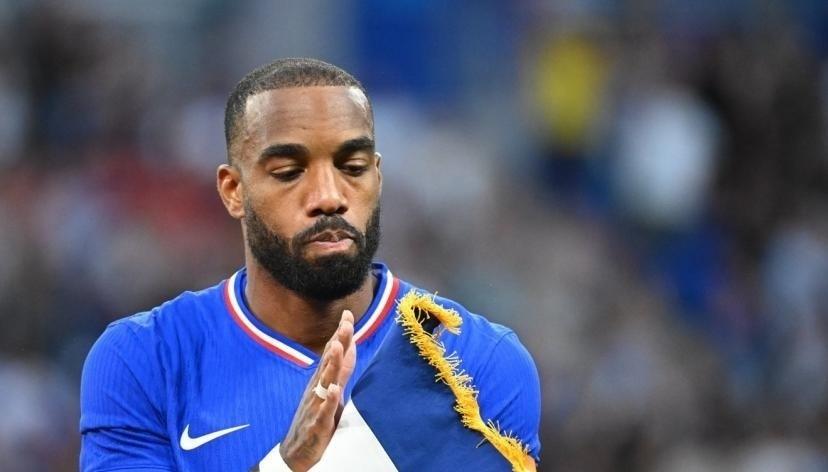 法国球队前锋连续进球，助球队取得胜利的简单介绍